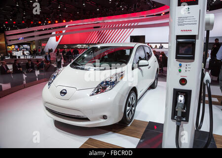 Detroit, Michigan - La voiture électrique Nissan Leaf sur l'affichage à la North American International Auto Show. Banque D'Images