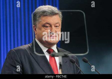 Kiev, Ukraine. 14 Jan, 2016. Le président de Lukraine Porochenko est vu répondre aux questions des journalistes lors de sa première conférence de presse en 2016. © Sergii Kharchenko/Pacific Press/Alamy Live News Banque D'Images