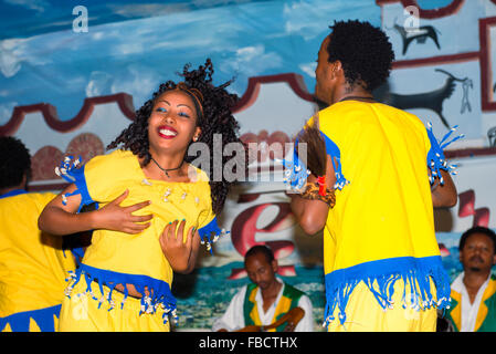 Danse de l'épaule à Addis-Abeba, Éthiopie Banque D'Images