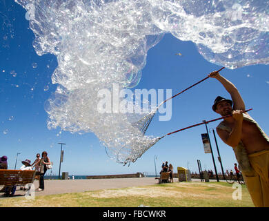 Adelaide en Australie. 15 janvier 2016. Un homme crée un superbe écran de bulles de savon en été dans la région de Adelaide Glenelg Crédit : amer ghazzal/Alamy Live News Banque D'Images