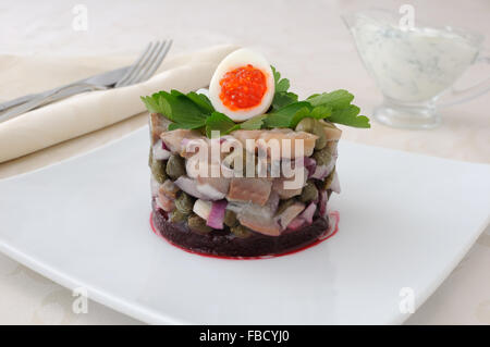 Tartare de hareng avec les câpres et la sauce crème à l'aneth Banque D'Images