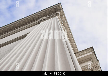 Vue en perspective vers le haut de la partie d'un bâtiment classique Banque D'Images