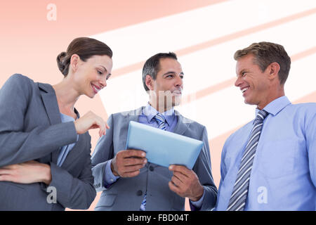 Image composite de businessman showing tablet à ses collègues Banque D'Images