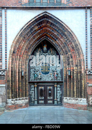 Portail ouest de l'église Saint-Nicolas, édifice gothique en brique à partir de 1276, Stralsund, Mecklembourg-Poméranie-Occidentale, Allemagne Banque D'Images