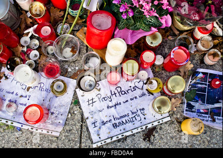 BERLIN, ALLEMAGNE - le 23 novembre 2015 : Hommages aux victimes des récentes attaques de Paris sur le trottoir près de l'Ambassade de France Banque D'Images