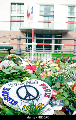 BERLIN, ALLEMAGNE - le 23 novembre 2015 : Hommages aux victimes des récentes attaques de Paris sur le trottoir près de l'Ambassade de France Banque D'Images