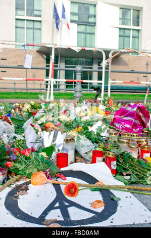 BERLIN, ALLEMAGNE - le 23 novembre 2015 : Hommages aux victimes des récentes attaques de Paris sur le trottoir près de l'Ambassade de France Banque D'Images