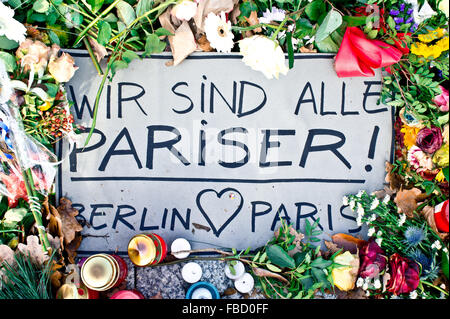 BERLIN, ALLEMAGNE - le 23 novembre 2015 : Hommages aux victimes des récentes attaques de Paris sur le trottoir près de l'Ambassade de France Banque D'Images