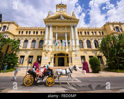 Le transport en face de l'Hôtel de Ville, Malaga, la province de Malaga, Andalousie, Espagne Banque D'Images