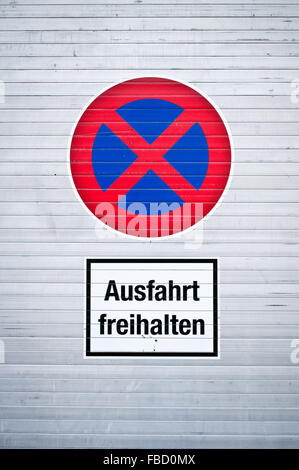 Un signe sur une surface métallique en allemand qui signifie "rester à l'écart" Banque D'Images