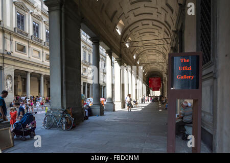 Florence, Italie - Août 26,2014:beaucoup de touristes autour de la galerie des Offices à prendre des photos et d'attente pour entrer dans les musées pendant Banque D'Images