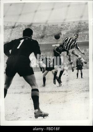 1962 - John Charles Notes Objectif Vital - ''bat'' Juventus Milan International. Une foule immense a assisté à la tant attendue entre 'journal match Juventus Turin' et ''Internationale'' Milan - Milan. Le match s'est terminé en une victoire pour ''Juventus' - le premier but du match est marqué par John Charles. Photo montre : l'incident comme Cardarelli et Fongaro du ''LA'' faire face à l'équipe de John Charles - mais ne peut pas l'empêcher de marquer le premier but. Une fraction de seconde plus tard la balle entrée dans le filet. © Keystone Photos USA/ZUMAPRESS.com/Alamy Live News Banque D'Images