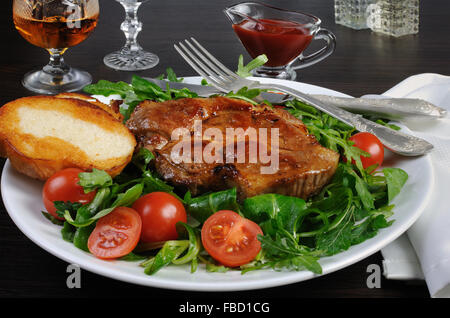 Bifteck grillé au bacon salade de roquette et croûtons Banque D'Images