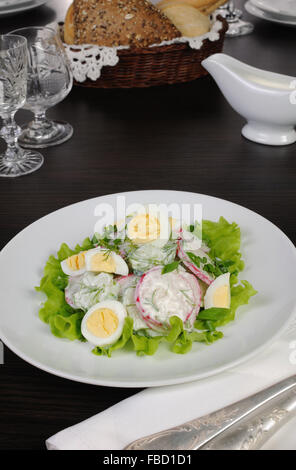 Salade de radis et de concombre avec des oeufs de cailles sauce au lait pour Banque D'Images