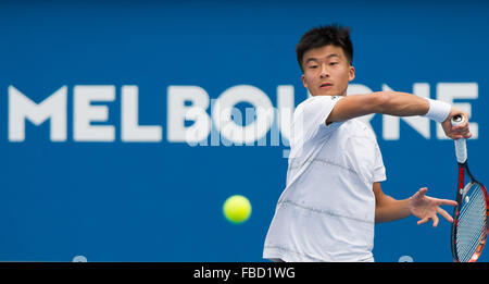 Melbourne, Australie. 15 Jan, 2016. Wu Di de la Chine renvoie la balle pendant le deuxième tour du tournoi de qualification de l'Open d'Australie match contre Thomas Fabbiano de l'Italie à Melbourne Park, Melbourne, Australie, le 15 janvier 2016. Wu Di a gagné 2-0. Credit : Bai Xue/Xinhua/Alamy Live News Banque D'Images