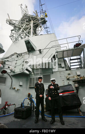 Vancouver, Canada. 14 Jan, 2016. Les membres de l'équipage de la Marine canadienne se tenir sur le pont du navire de guerre NCSM Vancouver à Vancouver, Canada, 14 janvier 2016. Le NCSM Vancouver a récemment terminé sa modernisation et extension de la vie, qui comprend un nouveau système de gestion de combat, de nouveaux radars, une nouvelle modernisation du système de guerre électronique, nouveau système intégré de gestion de plateforme et des missiles. Le navire mis en service en 1993 et est l'un des 12 frégates de la classe Halifax de la marine canadienne. © Liang sen/Xinhua/Alamy Live News Banque D'Images