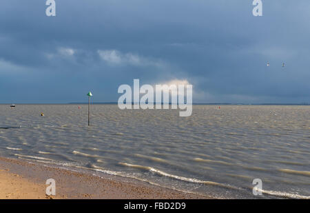 Nuages gris sur l''estuaire de la Tamise comme vu sur un jour d'hiver de Leigh on Sea, Essex Banque D'Images