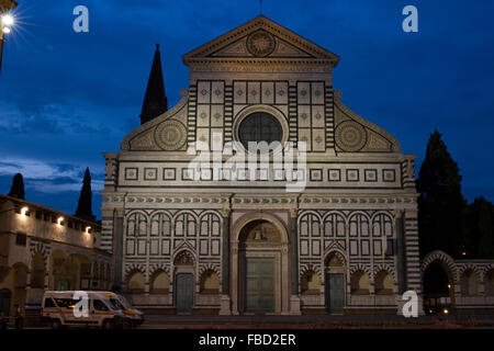 La façade de Santa Maria Novella, complété par Leon Battista Alberti en 1470. Banque D'Images