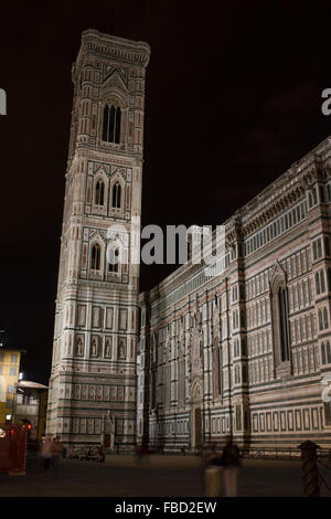 Le campanile de Giotto di Bondone qui fait partie du complexe de bâtiments de la cathédrale de Florence sur la Piazza del Duomo. Banque D'Images