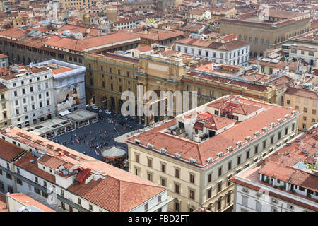 Vue depuis le haut de campanile de Giotto, Florence, Italie, en regardant vers la Piazza della Repubblica. Banque D'Images