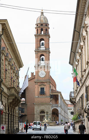 La tour de l'Horloge (Torre Civica dell'Orologio) sur la Piazza del Popolo, Faenza, Italie. Banque D'Images