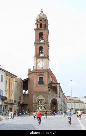 La tour de l'Horloge (Torre Civica dell'Orologio) sur la Piazza del Popolo, Faenza, Italie. Banque D'Images