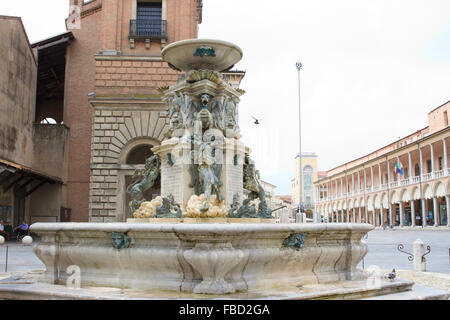 Fontana Di Piazza della Liberta à Faenza, Italie, avec la Piazza del Popolo en arrière-plan. Banque D'Images