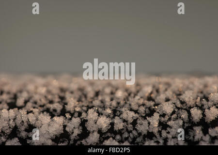 Les cristaux de givre sur une surface en fonte libre Banque D'Images