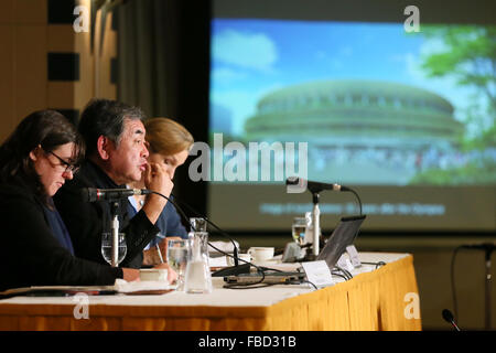 Kengo Kuma qui a été sélectionné pour concevoir et construire le nouveau Stade Olympique de Tokyo 2020 parle à la presse au Club des correspondants étrangers du Japon le 15 janvier 2016, à Tokyo, Japon. Kuma a remporté le concours pour sélectionner une nouvelle conception après l'augmentation des coûts a conduit à la chute de Tokyo les plans originaux créés par Zaha Hadid Architects. Kuma's style unique ciment évite de bois et de verdure et son nouveau stade comprend un toit en bois et ajoute des éléments de l'architecture traditionnelle japonaise. Kuma, qui a établi un partenariat avec Taisei construction, s'engage à livrer le nouveau stade en novembre 2019 phare withi Banque D'Images