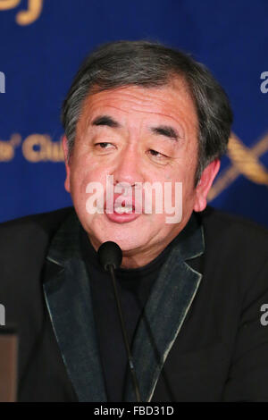 Kengo Kuma qui a été sélectionné pour concevoir et construire le nouveau Stade Olympique de Tokyo 2020 parle à la presse au Club des correspondants étrangers du Japon le 15 janvier 2016, à Tokyo, Japon. Kuma a remporté le concours pour sélectionner une nouvelle conception après l'augmentation des coûts a conduit à la chute de Tokyo les plans originaux créés par Zaha Hadid Architects. Kuma's style unique ciment évite de bois et de verdure et son nouveau stade comprend un toit en bois et ajoute des éléments de l'architecture traditionnelle japonaise. Kuma, qui a établi un partenariat avec Taisei construction, s'engage à livrer le nouveau stade en novembre 2019 phare withi Banque D'Images