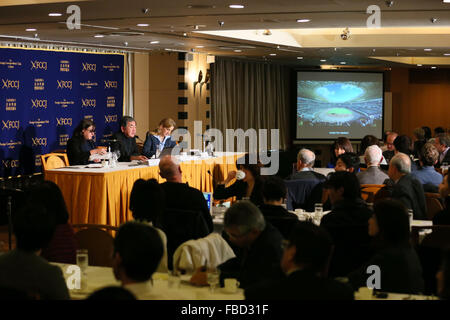 Kengo Kuma qui a été sélectionné pour concevoir et construire le nouveau Stade Olympique de Tokyo 2020 parle à la presse au Club des correspondants étrangers du Japon le 15 janvier 2016, à Tokyo, Japon. Kuma a remporté le concours pour sélectionner une nouvelle conception après l'augmentation des coûts a conduit à la chute de Tokyo les plans originaux créés par Zaha Hadid Architects. Kuma's style unique ciment évite de bois et de verdure et son nouveau stade comprend un toit en bois et ajoute des éléments de l'architecture traditionnelle japonaise. Kuma, qui a établi un partenariat avec Taisei construction, s'engage à livrer le nouveau stade en novembre 2019 phare withi Banque D'Images