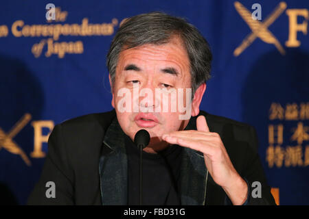 Kengo Kuma qui a été sélectionné pour concevoir et construire le nouveau Stade Olympique de Tokyo 2020 parle à la presse au Club des correspondants étrangers du Japon le 15 janvier 2016, à Tokyo, Japon. Kuma a remporté le concours pour sélectionner une nouvelle conception après l'augmentation des coûts a conduit à la chute de Tokyo les plans originaux créés par Zaha Hadid Architects. Kuma's style unique ciment évite de bois et de verdure et son nouveau stade comprend un toit en bois et ajoute des éléments de l'architecture traditionnelle japonaise. Kuma, qui a établi un partenariat avec Taisei construction, s'engage à livrer le nouveau stade en novembre 2019 phare withi Banque D'Images