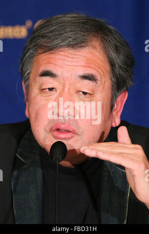 Kengo Kuma qui a été sélectionné pour concevoir et construire le nouveau Stade Olympique de Tokyo 2020 parle à la presse au Club des correspondants étrangers du Japon le 15 janvier 2016, à Tokyo, Japon. Kuma a remporté le concours pour sélectionner une nouvelle conception après l'augmentation des coûts a conduit à la chute de Tokyo les plans originaux créés par Zaha Hadid Architects. Kuma's style unique ciment évite de bois et de verdure et son nouveau stade comprend un toit en bois et ajoute des éléments de l'architecture traditionnelle japonaise. Kuma, qui a établi un partenariat avec Taisei construction, s'engage à livrer le nouveau stade en novembre 2019 phare withi Banque D'Images