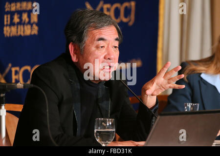 Kengo Kuma qui a été sélectionné pour concevoir et construire le nouveau Stade Olympique de Tokyo 2020 parle à la presse au Club des correspondants étrangers du Japon le 15 janvier 2016, à Tokyo, Japon. Kuma a remporté le concours pour sélectionner une nouvelle conception après l'augmentation des coûts a conduit à la chute de Tokyo les plans originaux créés par Zaha Hadid Architects. Kuma's style unique ciment évite de bois et de verdure et son nouveau stade comprend un toit en bois et ajoute des éléments de l'architecture traditionnelle japonaise. Kuma, qui a établi un partenariat avec Taisei construction, s'engage à livrer le nouveau stade en novembre 2019 phare withi Banque D'Images