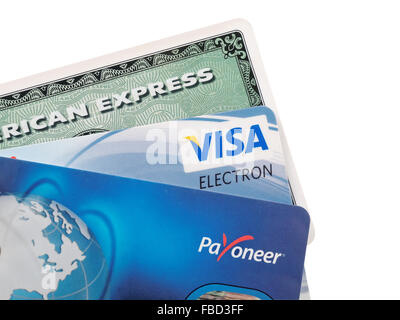 Closeup portrait of les cartes de crédit émises par les trois grandes marques American Express, Visa et carte Payoneer. Banque D'Images