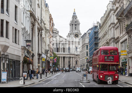 La Cathédrale St Paul et Routemaster Bus, Londres, Royaume-Uni Banque D'Images