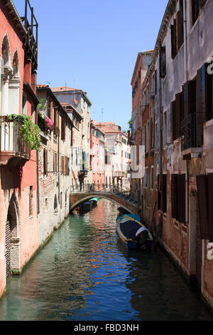 Petit canal et Pont sur Rio de la toletta, Venise, Italie. Banque D'Images