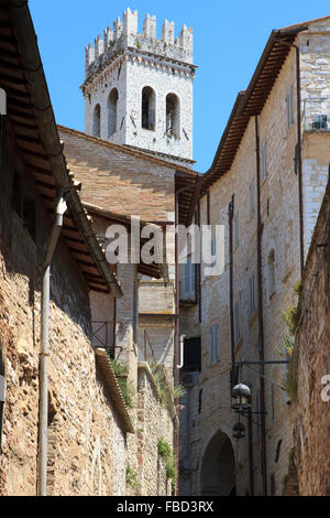 Haut de la tour de la cloche du Temple de Minerva vu de Vicclo Rocchi à Assise, Italie. Banque D'Images