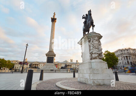 Trafalgar square vide, tôt le matin à Londres Banque D'Images