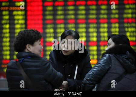 Un investisseur est de dormir sur le fauteuil dans un marché boursier à Huaibei, la province de l'Anhui, est de la Chine le 15 mai 2016. Le Shanghai Composite Index SHCOMP, -3.55 % a chuté 3,55 % à 2 900,97. L'indice a chuté de 20  % par rapport à son sommet récent, la définition d'un marché baissier, conclu le 22 décembre. Banque D'Images