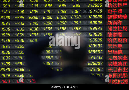 Un investisseur est de dormir sur le fauteuil dans un marché boursier à Huaibei, la province de l'Anhui, est de la Chine le 15 mai 2016. Le Shanghai Composite Index SHCOMP, -3.55 % a chuté 3,55 % à 2 900,97. L'indice a chuté de 20  % par rapport à son sommet récent, la définition d'un marché baissier, conclu le 22 décembre. Banque D'Images