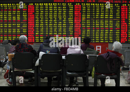 Un investisseur est de dormir sur le fauteuil dans un marché boursier à Huaibei, la province de l'Anhui, est de la Chine le 15 mai 2016. Le Shanghai Composite Index SHCOMP, -3.55 % a chuté 3,55 % à 2 900,97. L'indice a chuté de 20  % par rapport à son sommet récent, la définition d'un marché baissier, conclu le 22 décembre. Banque D'Images