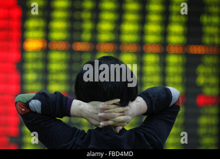 Un investisseur est de dormir sur le fauteuil dans un marché boursier à Huaibei, la province de l'Anhui, est de la Chine le 15 mai 2016. Le Shanghai Composite Index SHCOMP, -3.55 % a chuté 3,55 % à 2 900,97. L'indice a chuté de 20  % par rapport à son sommet récent, la définition d'un marché baissier, conclu le 22 décembre. Banque D'Images