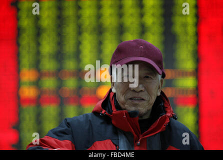 Un investisseur est de dormir sur le fauteuil dans un marché boursier à Huaibei, la province de l'Anhui, est de la Chine le 15 mai 2016. Le Shanghai Composite Index SHCOMP, -3.55 % a chuté 3,55 % à 2 900,97. L'indice a chuté de 20  % par rapport à son sommet récent, la définition d'un marché baissier, conclu le 22 décembre. Banque D'Images