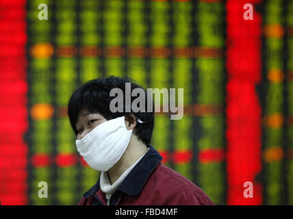 Un investisseur est de dormir sur le fauteuil dans un marché boursier à Huaibei, la province de l'Anhui, est de la Chine le 15 mai 2016. Le Shanghai Composite Index SHCOMP, -3.55 % a chuté 3,55 % à 2 900,97. L'indice a chuté de 20  % par rapport à son sommet récent, la définition d'un marché baissier, conclu le 22 décembre. Banque D'Images