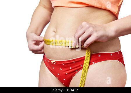 Woman measuring waist avec un ruban à mesurer Banque D'Images