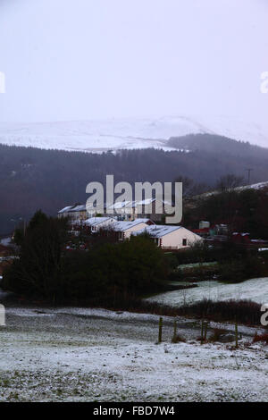 Nant y Moel, Mid Glamourgan, pays de Galles du Sud.15th janvier 2016 : vue sur le village de Nant y Moel dans la haute vallée d'Ogmore, dans le sud du pays de Galles, avec des chutes de neige fraîches sur les collines Mynydd Llangeinwyr.Plusieurs cm de neige sont tombés sur les collines pendant la nuit, ce qui a incité le bureau du met à émettre un avertissement jaune de neige et de glace pour la région.Crédit : James Brunker/Alay Live News Banque D'Images