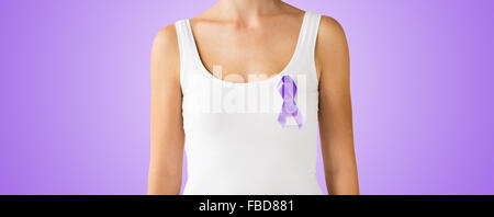 Close up of woman with purple ribbon sensibilisation Banque D'Images