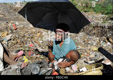 MADAGASCAR Antananarivo, site d'immersion, les gens vivent de la cueillette des déchets, une mère de famille et ombrelle Banque D'Images