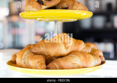Close up de croissants et petits pains on cake stand Banque D'Images